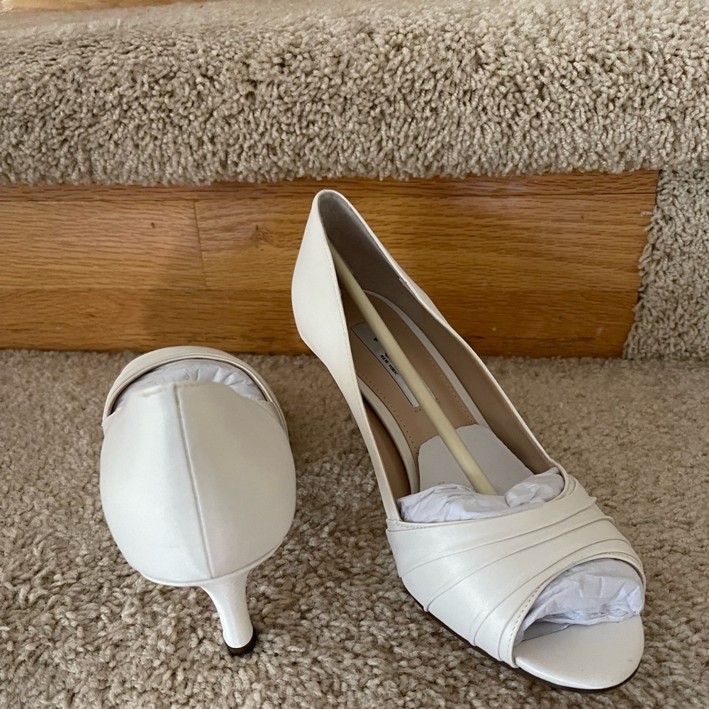 A classic peep toe pump on a slender mid sized heel.